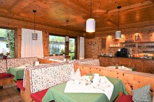 DZ Komfort في ببيرفيير: غرفة طعام مع طاولتين في مطعم