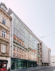 um grande edifício de vidro ao lado de uma rua em Met Boutique Hotel em Zagreb