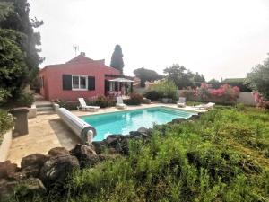 una piscina frente a una casa en Villa Cinsault, en Cap d'Agde