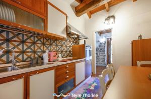 Kuchyň nebo kuchyňský kout v ubytování L'Occhio di Santa Lucia, Terre Marine + 17 fotografií