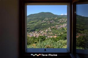 d'une fenêtre avec vue sur la montagne. dans l'établissement L'Occhio di Santa Lucia, Terre Marine, à La Spezia