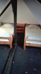 ビルカシにあるKwatery Noclegi pracowniczeの二段ベッド2組が備わる客室です。