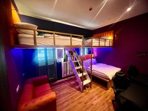 - une chambre avec 2 lits superposés et une échelle dans l'établissement Arena eSports @ Orchard, à Singapour