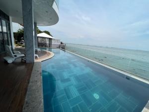een zwembad met uitzicht op de oceaan bij Nancy Tran Grand Strip Vung Tau Villa 9 in Vung Tau