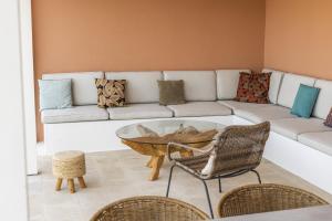 un soggiorno con un divano, un tavolo e delle sedie di Estoril Contemporary Garden Villa by CadenzaLux a Cascais