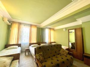 a living room with a couch and a mirror at HOTEL - SHORENA in Ureki
