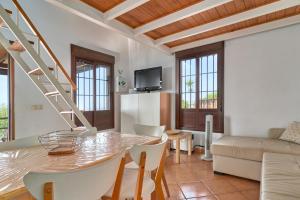 a kitchen and living room with a table and chairs at La Casita de mama in Vélez-Málaga