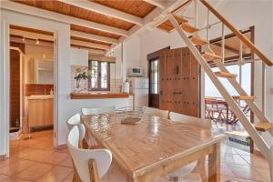 a kitchen and dining room with a wooden table and chairs at La Casita de mama in Vélez-Málaga