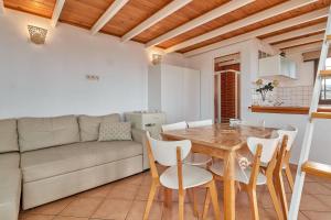 een woonkamer met een tafel en een bank bij La Casita de mama in Vélez-Málaga