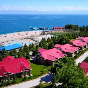 喬爾蓬阿塔的住宿－Отель Евразия，享有粉红色屋顶的度假村空中景致