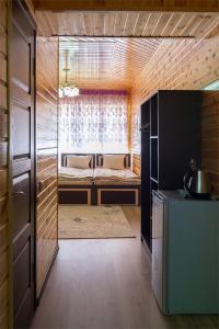 Habitación pequeña con cama y ventana en Отель Евразия en Cholpon-Ata
