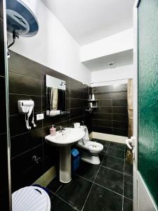 y baño con lavabo y aseo. en Mili apartments, en Berat