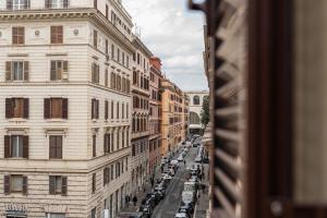 una vista da una finestra di una strada cittadina con auto di Ancient Rome Apartment a Roma