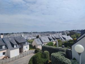 eine Reihe von Häusern in einem Wohnviertel in der Unterkunft Ref 095 - Appartement pour quatre proche port Crouesty in Arzon