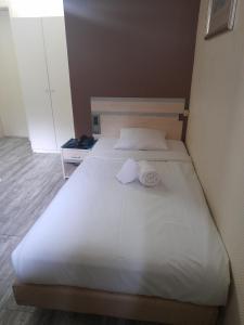 Een bed of bedden in een kamer bij Hotel Albergo