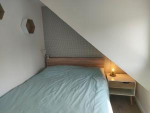ein kleines Schlafzimmer mit einem Bett und einem Schreibtisch in der Unterkunft Ref 095 - Appartement pour quatre proche port Crouesty in Arzon