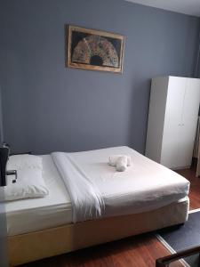 سرير أو أسرّة في غرفة في Hotel Albergo