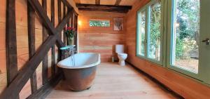 Et badeværelse på Remote country house Normandy