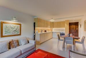 - un salon avec un canapé et une table dans l'établissement Apartment Chapeau, Mont Blanc View, Alpes Travel, à Chamonix-Mont-Blanc