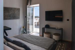 una camera con letto e porta scorrevole in vetro di C-Home a Otranto