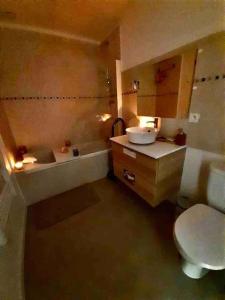 La salle de bains est pourvue d'un lavabo, de toilettes et d'une baignoire. dans l'établissement Chez Laura, à Moigny