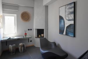 una sedia nera in una stanza con camino di C-Home a Otranto