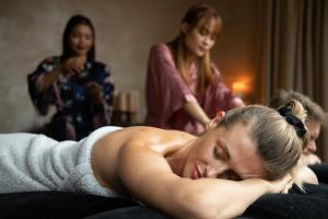 a woman laying on a couch getting her hair cut at Hotel Narvil Conference & Spa in Serock