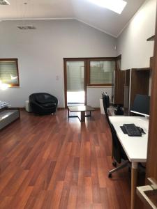 Televízia a/alebo spoločenská miestnosť v ubytovaní Apartament przy lesie