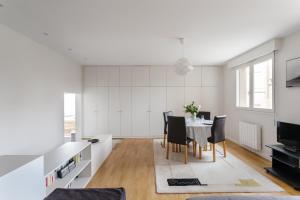 - une cuisine et une salle à manger avec une table et des chaises dans l'établissement Le Rez de Plage - Appt pour 4 vue mer et proche des plages, à Saint-Malo