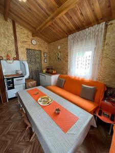 Ein Sitzbereich in der Unterkunft Holiday Home Zekovic