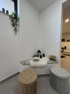 una camera bianca con due sgabelli e un tavolo di Villa MS026, Imotski - Makarska a Poljica