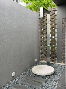 Ванна кімната в Sunway Gandaria 3BR Full AC w/ Pool Wi-Fi Netflix