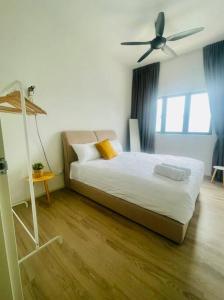 1 dormitorio con 1 cama y ventilador de techo en Sunway Gandaria 3BR Full AC w/ Pool Wi-Fi Netflix en Bandar Baru Bangi