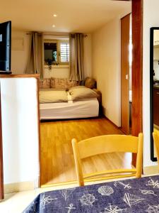 a small room with a bed and a television at Apartment Sidro in Poreč