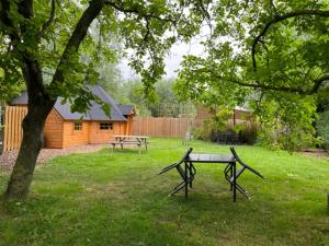 een picknicktafel en een bank in de tuin bij Finse Kota Nummer49 in Driewegen