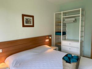 a bedroom with a bed and a walk in closet at Apartamento renovado cerca de la playa in Lloret de Mar