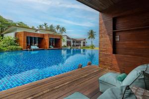 einen Pool in einem Haus mit einer Holzterrasse in der Unterkunft Wendy the Pool Resort @ Koh Kood in Ko Kood