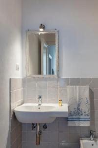 een badkamer met een wastafel en een spiegel bij Villa Galgani in Lucca