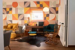 里喬內的住宿－米拉貝拉酒店，客厅拥有色彩缤纷的几何墙