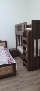 Letto o letti in una camera di guest hause giorgi,kobuleti- xala
