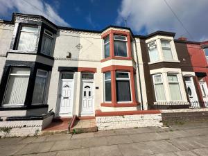dom z białymi drzwiami i czerwoną ozdobą na ulicy w obiekcie Vicar Road w Liverpoolu