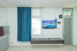 TV a/nebo společenská místnost v ubytování RedDoorz @ Politeknik Pelayaran Banten