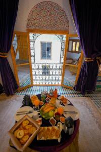 - une table avec de la nourriture dans une pièce dans l'établissement Riad Sahraui, à Fès