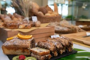 un montón de panes y pasteles en una mesa en Hotel Mirabella, en Riccione