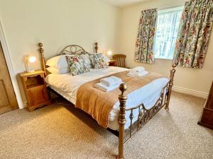 una camera con letto e finestra di The Cottage a York