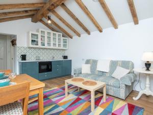 een woonkamer met een bank en een tafel bij Pass the Keys Charming Garden cottage with parking in Bath