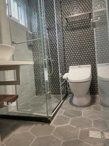 y baño con ducha, aseo y lavamanos. en 鳳米宿Roomi house3, en Tainan