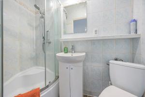 y baño con aseo, lavabo y ducha. en Apartament Przytulny z 2 sypialniami na Starym Mieście/ 2bedrooms Old Town en Gdansk