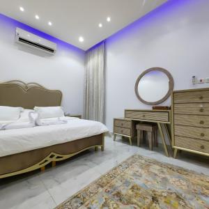 a bedroom with a bed and a mirror and a dresser at بيت النرجس الخاص in Riyadh