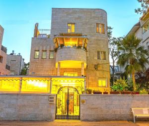 un edificio con una puerta amarilla delante de él en Mike's House Jerusalem, en Jerusalén